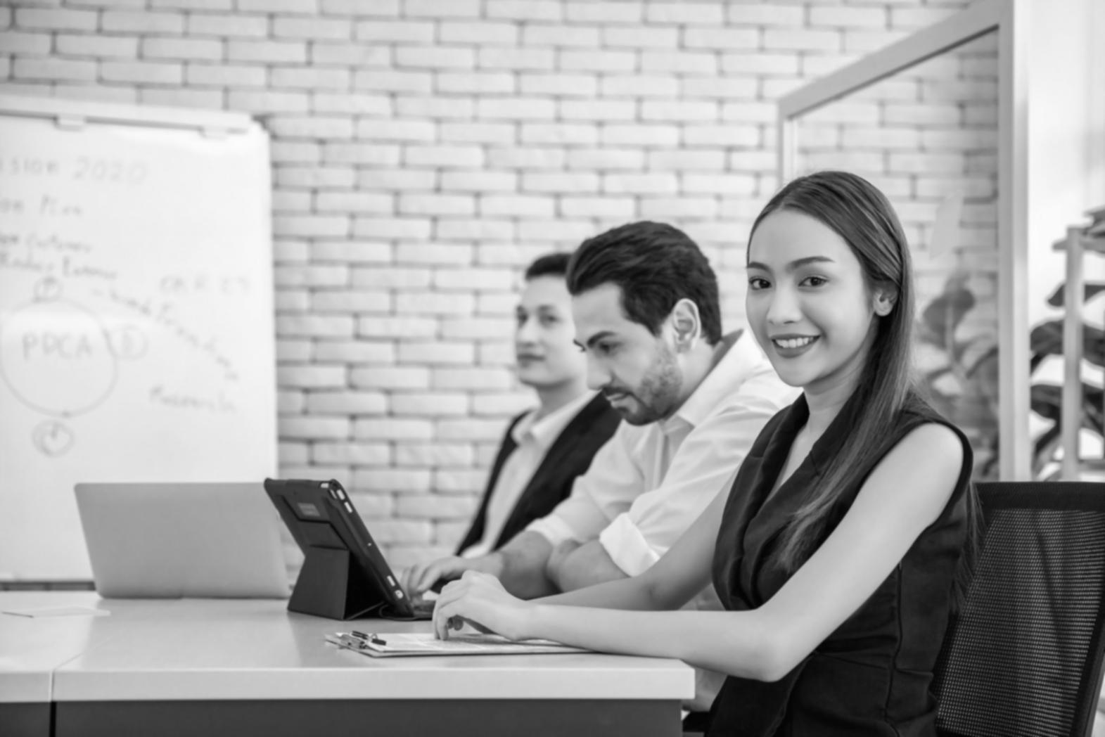 Análisis financiero empresarial con gráficos y datos